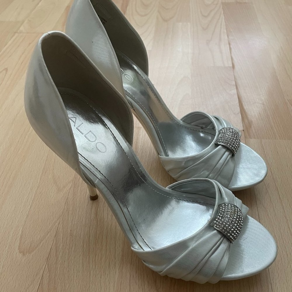 Loved, Like New Women's Aldo Silver Bow Heels Bridal Pumps Size 8 with Box
